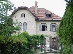 37 építések során módosítani nem szabad. A kisméretű telken elhelyezkedő egyszerű kis nyaraló jól hasznosítja a környezet adottságait.