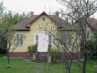 Az épület jelenlegi formájában történő megtartása szükséges, Toldalékrész, vagy a tetőtér beépítésére nincs lehetőség.