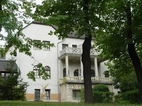 40 Honvéd utca 3. 128 Écsy László ügyvéd, fürdőfelügyelő nyaralója ma csak részben őrzi eredeti formáját. Épült 1868 - ban egyemeletes villaként. Utólagosan építették rá emeletet.