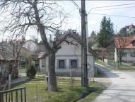 Az épület jelenlegi formájában védendő, tömege és homlokzatai nem változtathatóak meg.