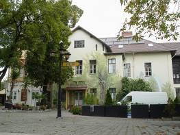 kialakítása, továbbá a Jókai utca felőli épülethomlokzat