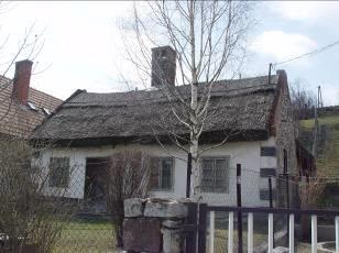 Az épület felújításra szorul. Koloska utca 24. 3413 Védendő az épület fő tömege, az utcáról látható homlokzata.