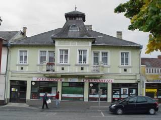 A zártsorú épületsor leginkább védelemre érdemes tagja.