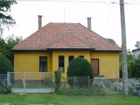 Szerény tömegű villa, de arányosan illeszkedik az utcaképbe meghatározva annak léptékét.