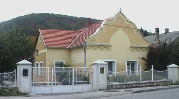 3469/2 Az épület a hagyományos parasztház típus