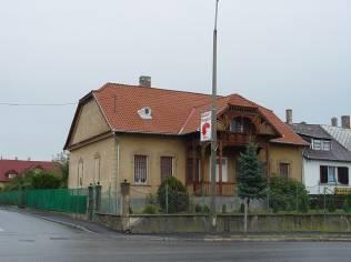 az előkertben új épületrész, vagy felszíni építmény nem létesíthető.