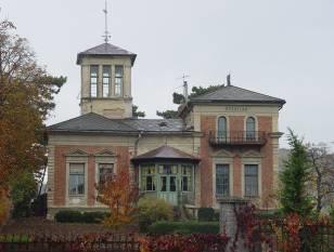 78 A reneszánsz stílusú villa a város egyik legszebb épülete. Tagolt tömege, tornya festői látványt nyújt.