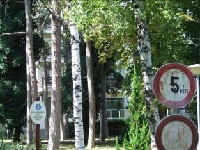 634/1 Az épület jelenlegi állapotában megtartandó, előkertje védendő, ahol felszíni építmény nem helyezhető el.