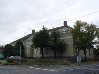 Az épület a Kossuth térhez kapcsolódó kiszélesedő utcatorkolatban helyezkedik el.
