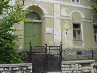 A mezővárosi civis, valamint a kisvárosi villa építészet mellett a kuriális hatásokat is ötvöző
