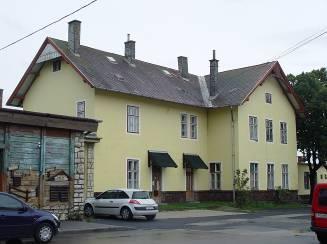 89 Az épület vasút építészeti emlék, amelynek külső formája és homlokzati tagolása megtartandó. Vasút utca 2.