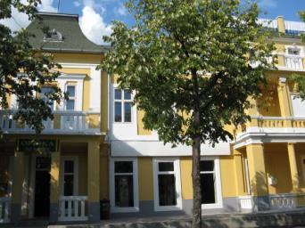 91 Védendő az épület mindhárom utcára néző homlokzata, homlokzati tagozatai.