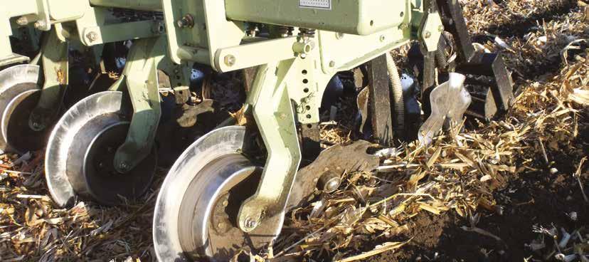 MUNKAGÉPEK - Gépajánlat 2018 Az 1tRIPr sávos talajművelő eszköz egyesíti az USA-ban már bizonyított sávos talajművelési rendszer, a precíziós (lokális) tápanyag lehelyezés és a vetőágy készítés