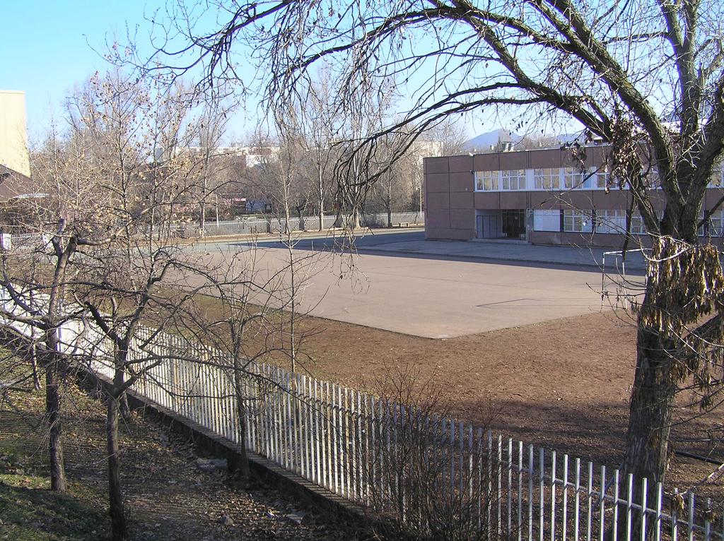 Az iskola udvara teljesen körülhatárolt, gépjárművel jól megközelíthető.