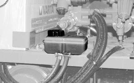 Tisztítás, ápolás és karbantartás 14.6.17 A fékberendezés hidraulikus részei A fékfolyadék-szint ellenőrzése: A fékfolyadék-szint ellenőrzése Töltse fel a kiegyenlítő tartályt a "max.