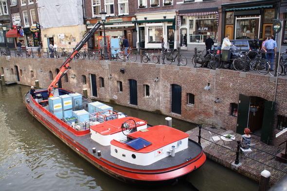 ár megint Utrecht Beszállítás közúton (+ vízi úton) (Utrechti kikötő logisztikai központja) Komissiózás, speciális kiskonténer megrakása BeerBoat megrakása a kiskonténerekkel Behajózás a belső