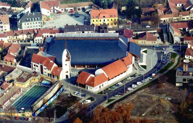 De meghatározó a bejárat, a bejáratok helykijelölése, az előtér világa, az átlátások tájékozódást segítő rendszere.