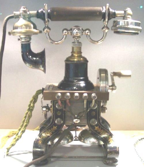 Az 1900-as évek elején gyártott asztali készülékek, az ún. régebbi rendszerű asztali készülékek voltak azok, amelyekről az első telefonbeszélgetések elhangozhattak városunkból.