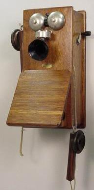 Ebben az időben jelentek meg az első fémből készült asztali készülékek. 1910-ben hazánkban a Telefongyár Rt. gyártani kezdte a svéd Ericsson típusú asztali készülék 10 magyarországi változatát.