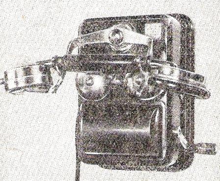 A kézi beszélő azonban bakelit volt (műgyanta), 3 erű zsinórral kapcsolódott a készülékhez, benne mind a mikrofon, mind a hallgató könnyen cserélhető volt.