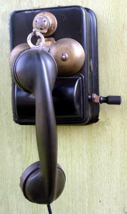 Az 1950-es évek elején kezdte gyártani a telefongyár az LB U készülékcsaládot, a soros, párhuzamos és MÁV LB U készülékeket. Ezek bakelit alapzattal és bakelit házzal készültek.