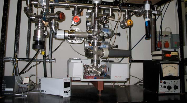 Az infravörös spektrumokat Genesis (Mattson) FTIR spektrométerrel rögzítettük ± 4 cm -1 felbontóképességet alkalmazva.