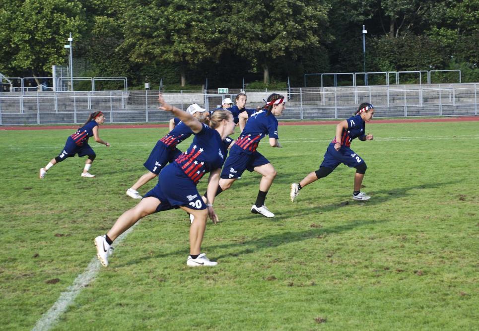 A játék kezdetekor a csapatok 7-7 játékossal felállnak egymással szemben a zónájukba.
