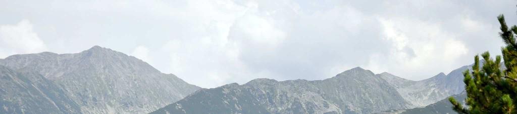 Kilátás a Lolája-gerincről a 2.400 m-es csúcsokra.