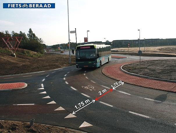 Mivel a körforgalomra jellemző konfliktusok teljesen hasonlóak segédmotoros kerékpárosok, sőt, motorkerékpáros estében is, ezért javasoljuk a módosítást egy nyomon haladó járművekre vonatkoztatni.