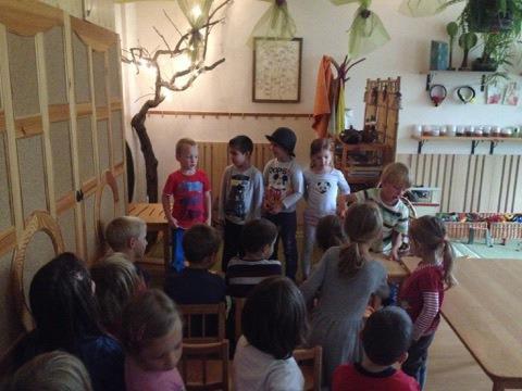 A csütörtöki napot egy dzsúdó bemutatóval kezdtük a tornateremben, ahol Zéti mutatta be a tudományát