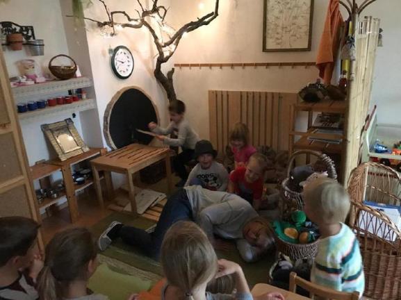 A történet az erdővándorokról szólt, akik összetalálkoznak a boszorkánnyal, aki mindenféle