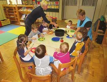 Majd kis fahéjjal, citrom levével és cukorral ízesítettük, a végén pedig ráöntöttük a vizet. Mikor ez megvolt, főzni tettük a konyhába. Marjanca szakácsnőre bíztuk a kompót főzését.