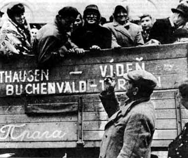 Koncentrációs táborlakók útban hazafelé 1945-ben.