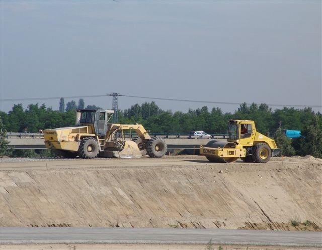 Földművek építése- talajkezelés 81 Talajstabilizálás Keverés szemcsés anyaggal (mechanikai stabilizáció) Szemeloszlás megváltoztatása.