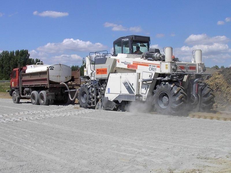 Földművek építése- talajkezelés 86 Talajstabilizáció Cementes talajstabilizáció Célja a talajok teherbírásának növelése. Fagyhatással szembeni védelem. Munkaközi felületvédelem.