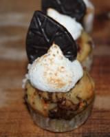 Mini muffinok Habcsókos sárgarépás mini muffin csoki levéllel és karamellizált tojáshabbal Tészta: