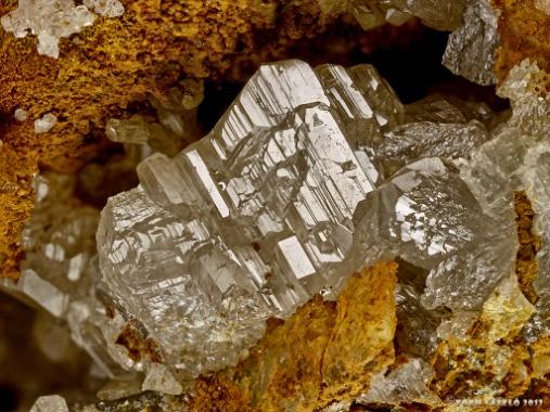 Talán a legnagyobb kristályok az 1938 és 1954 között művelt szabadbattyáni ólomércbányából kerültek ki, ahol egyrészt olyan mennyiségben fordult elő a devon korú mészkőben, hogy ólomércként is