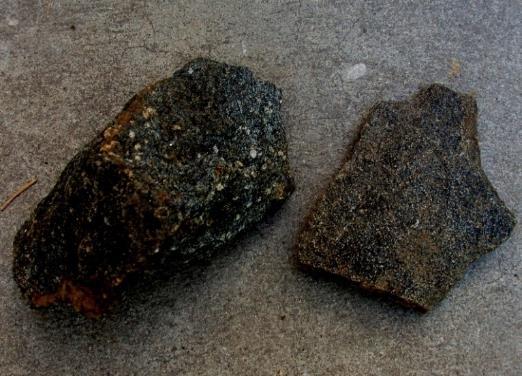 gyűjtött amfibóleklogitra, ásványai is hasonlók (zöld amfiból, kvarc, klinozoisit, titanit, biotit, albit, apatit, gránát, ilmenit, magnetit), ami amfibólpala formában is megjelent. Klf.