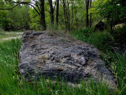 Igen látványosak a bányafalak, amelyekben szépen látszódnak a világosabb-sötétebb rétegek, a fal