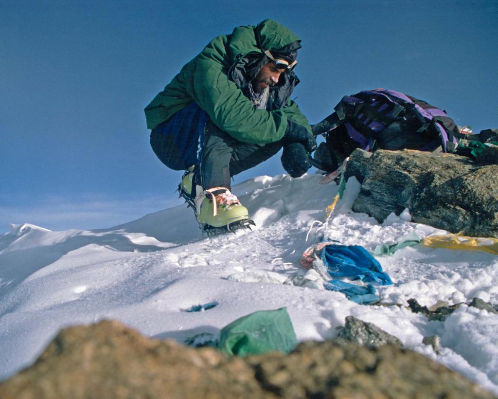 December Erőss Zsolt első nyolcezresén, a NANGA PARBAT csúcsán (8126 m Himalája) Felállok a legmagasabban lévő tömbre, a Rakiot irányába egy keskeny hósáv lejt, a Rupal irányába meredeken leszakadó