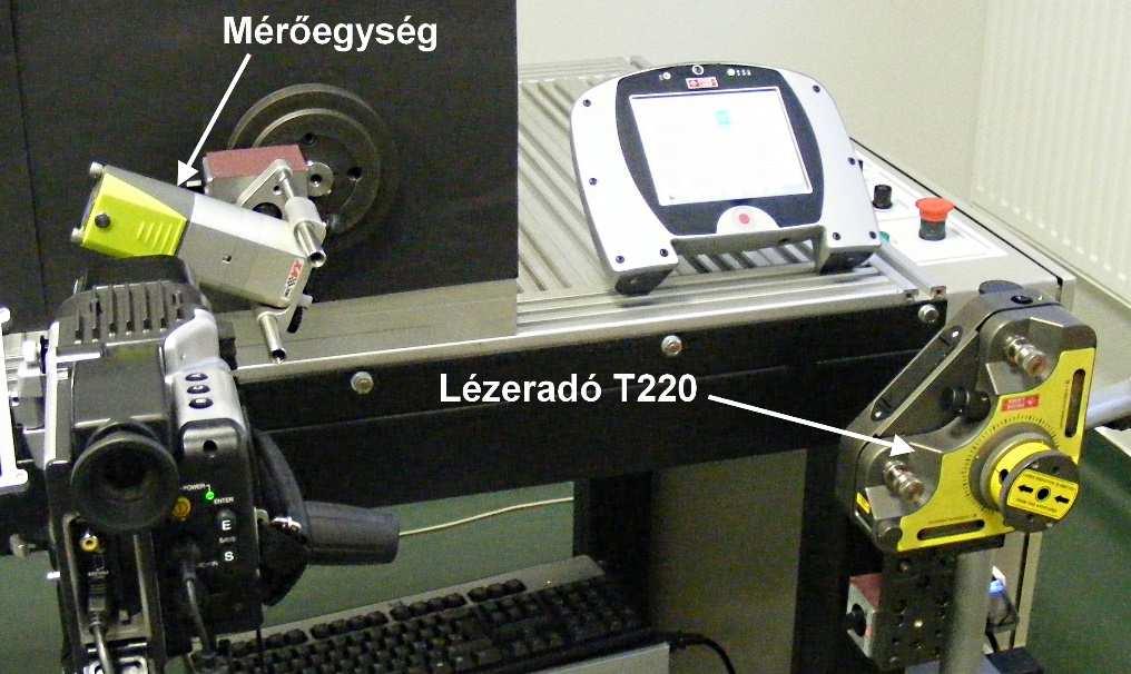 3. Anyag és módszer A motoregységek tengelyvégét szögben U3X és tengelyirányban U0X is el lehet állítani, amellyel pontosan létrehozható és megismételhető a szíjtárcsák párhuzamos és szöghibái.