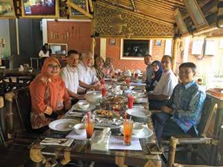 2. Ebéd a Sandoro étteremben, jobbra az indonéz delegáció vezetője Coco Kokarkin úr az Indonéz Tengerügyi és Halászati Minisztérium Akvakultúra Főigazgatóságának vezető munkatársa nak fel, mint a