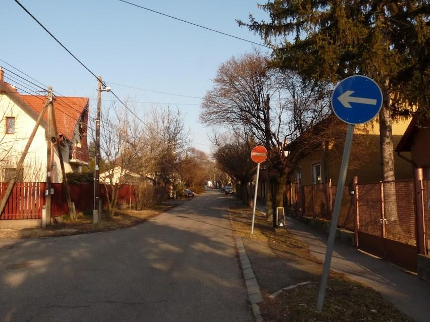 A Budapesti út kerékpárosbarát útvonalként történő kialakítása - javaslat A Budapesti út a kerület fontos célpontjai között biztosít gyors és közvetlen eljutást.