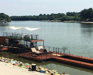 y n Dunai panoráma RIVERSIDE ÚSZÓMŰ 2000 Szentendre, Dunakorzó.