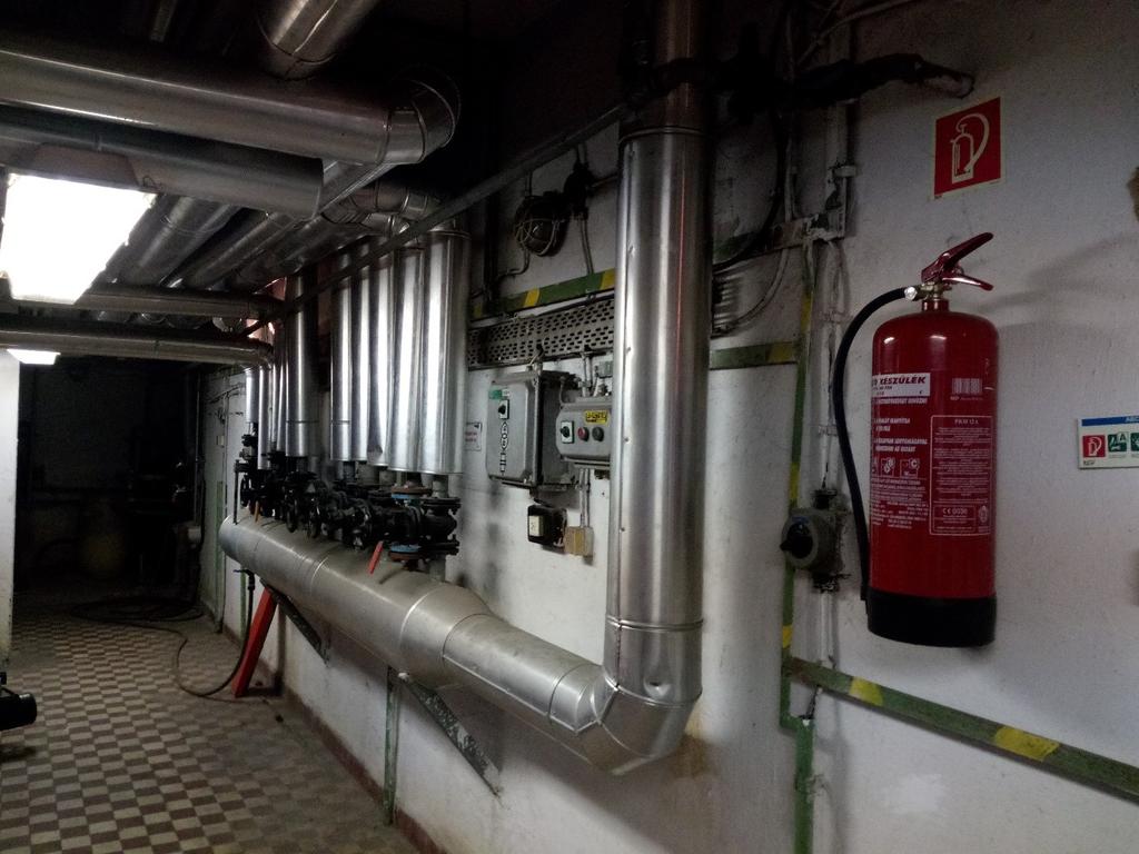A belső elektromos hálózat is elavult felújítása szükséges. Régi hajólámpák és fém tokozatok vannak elhelyezve. Az érintésvédelmi hálózat szemrevételezéssel megfelelő, de a bekötési pont kevés.