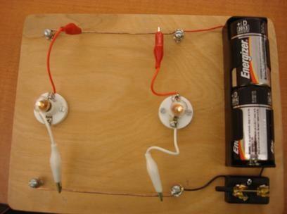 11. tétel: Soros és párhuzamos kapcsolás A kísérlethez szükséges eszközök: 4,5 V-os zsebtelep (vagy helyettesítő áramforrás); két egyforma zsebizzó foglalatban; kapcsoló; vezetékek; feszültségmérő