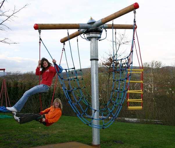 20.01.113 "Luftikus" forgó részei: 1 db acéloszlop (átm. 200 mm, hossza 3,8 m), 4 db 165 cm hosszú, átm.