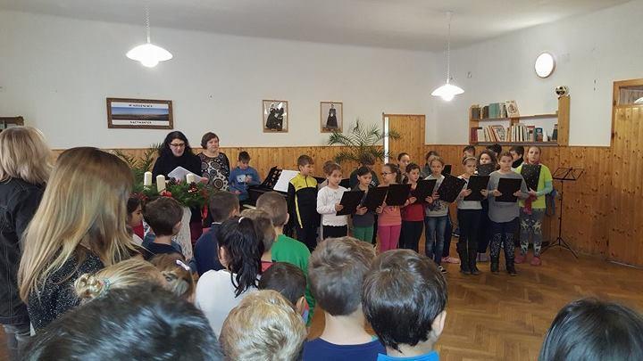 osztály Az iskola tanulói A negyedik osztály közös német verse Mikulás December hatodikán ellátogatott hozzánk a Mikulás.