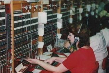 interurbán beszélgetések. Pedig ekkor már megindult az ARF nagyvárosi, az ARM távhívó és az ARK kisvárosi központok hazai gyártása, az Ericssonnal a korábbi években történt szerződés alapján.