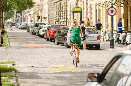 A kerékpározás szerepe az élhető városban Rövid személygépjármű utazások kiváltása Click to edit Master subtitle style Közösségi közlekedéssel kombinálva elővárosi autós-ingázás